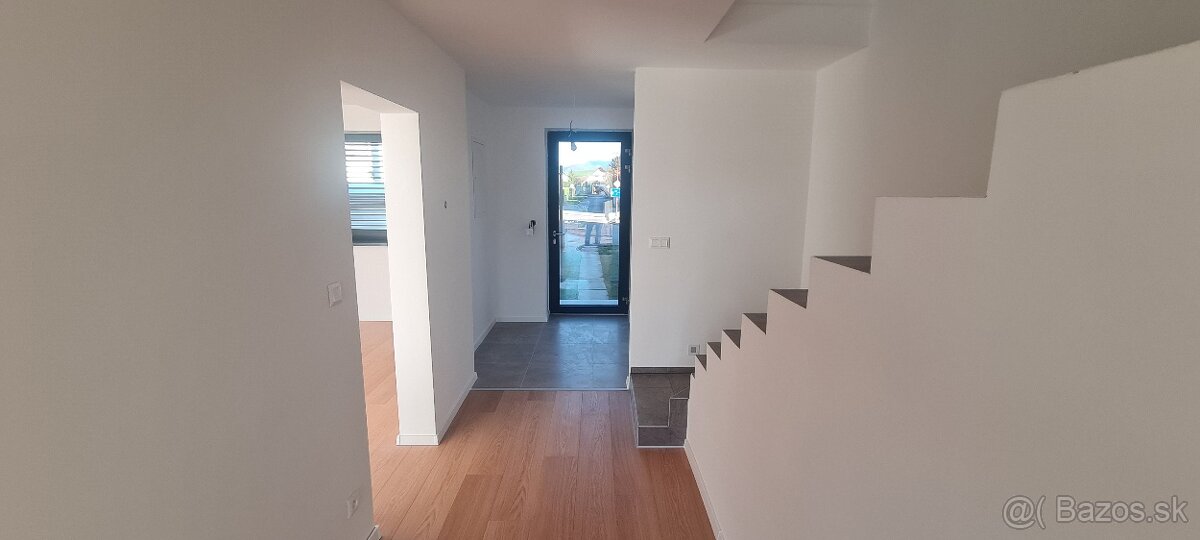 REKONŠTRUKCIA -5 IZB. RODINNÝ DOM, ŽILINA-DVOJGARÁŽ, 402m2 - 16