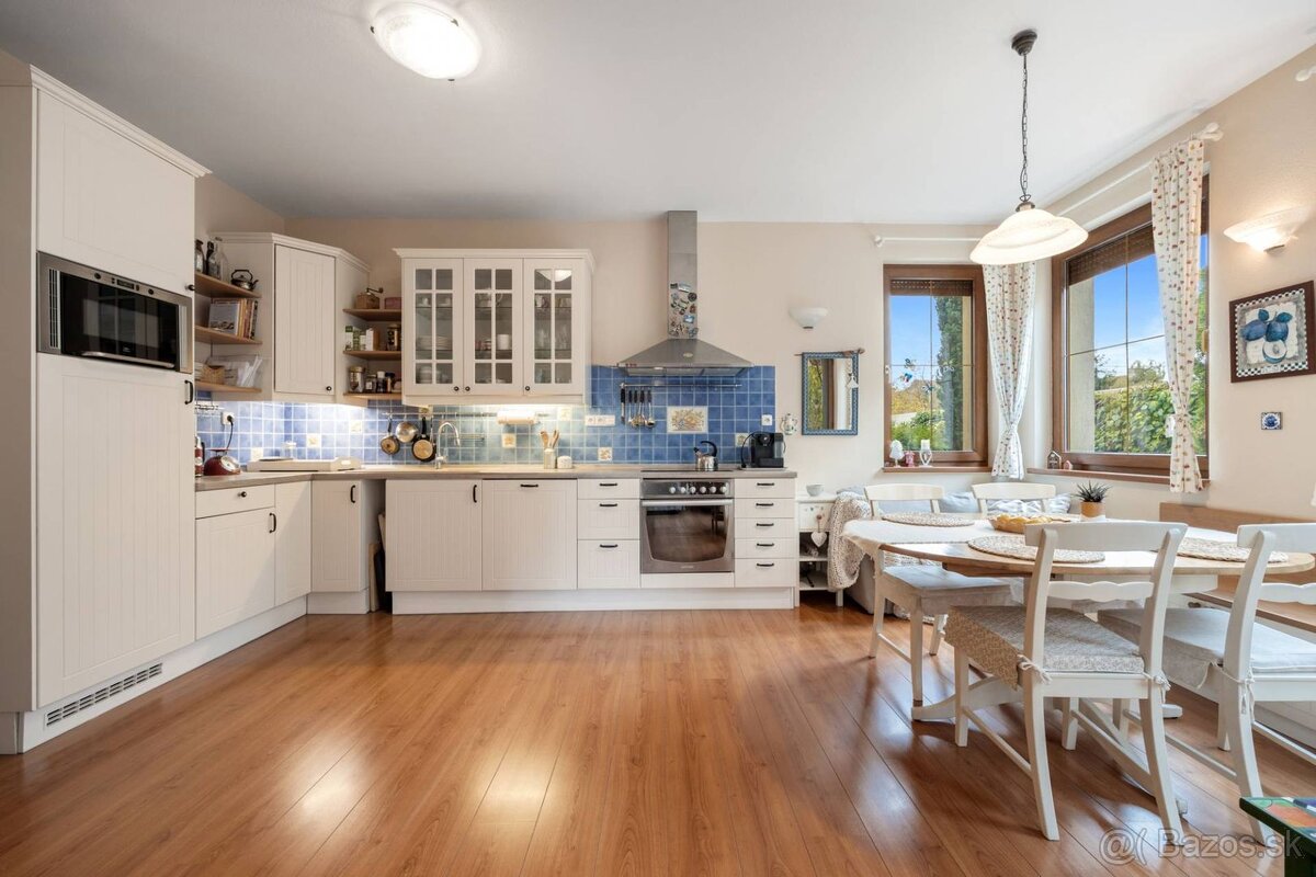 Priestranný 6-izbový rodinný dom s dvojgarážou a krásnou záh - 16