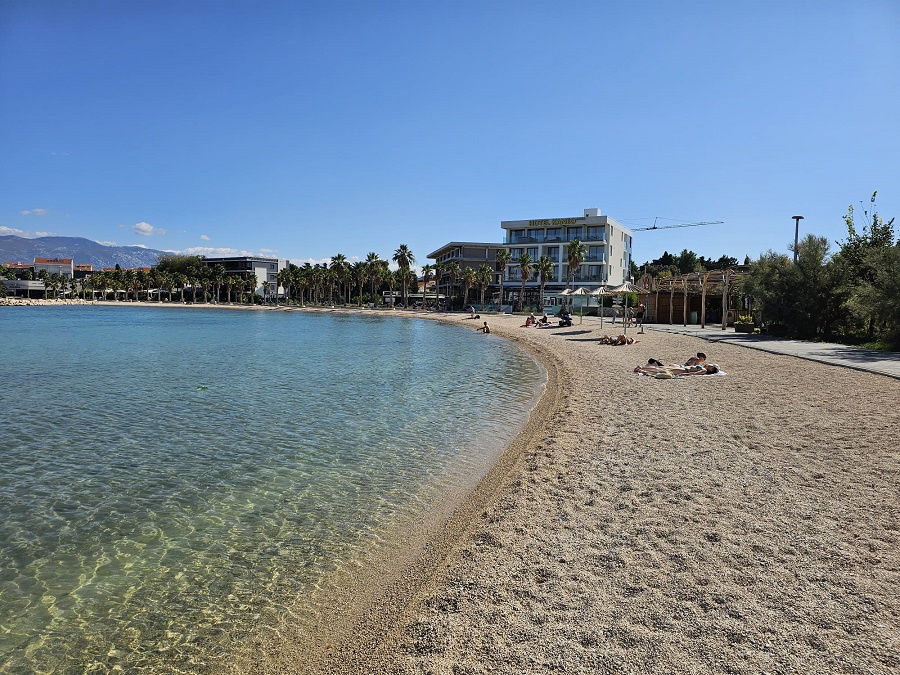 Chorvátsko-Trojizbový apartmán s veľkou terasou blízko pláže - 16