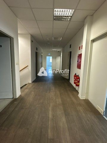 Na prenájom vykurovaný sklad s výmerou 8.600 m2 s administra - 16