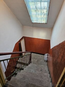 Zachovalý rodinný dom s veľkým pozemkom blízko KNM - 16