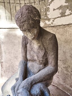 Obrie pieskovcové súsošie „Matka s dieťaťom” z obdobia prvej - 16