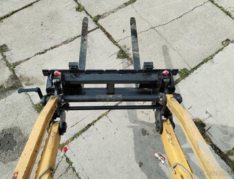 rýchloupínač a paletovacie vidly na traktorbáger komatsu WB - 16