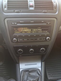 PREDÁM ŠKODA OCTAVIA COMBI1,6 BENZIN r11/2011 KÚP. NA SLOV . - 16