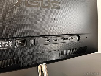 Pc zostava s monitorom a reproduktormi - 16