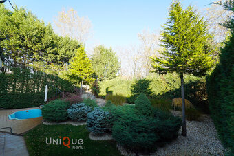 Na predaj kompletne zariadený rodinný dom s bazénom - 16