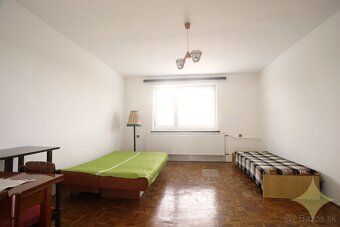 Priestranný rodinný dom v tichej ulici obce Chrastince, okre - 16