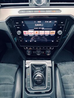 VW Passat Hightline model 2018 Panotama Bez AD blue - 16