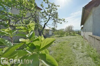 Ponúkame na predaj rodinný dom s garážou a veľkým pozemkom v - 16