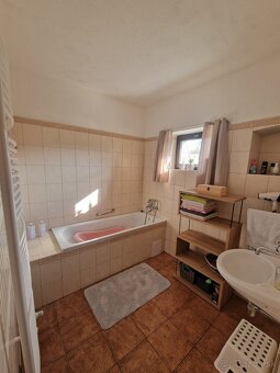 Krásny, moderný, svetlý a zaujímavo riešený dom na predaj - 16