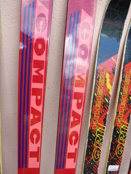 Lyžařská výbava - 9 párů lyží, hůlky, boty - 16
