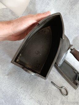 Stará velká orig. atypická žehlička s komínem, 4,69kg  TOP - 16