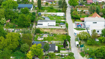 VYMEŇ SUSEDA - VÝNIMOČNÝ STAVEBNÝ POZEMOK, BOČNÁ ULICA, BRA - 16