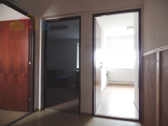 Na prenájom komerčná budova 160 m2 ako kancelárske priest - 16