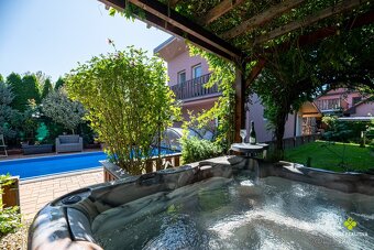 Štýlový a priestranný rodinný dom v slepej ulici s bazénom - 16