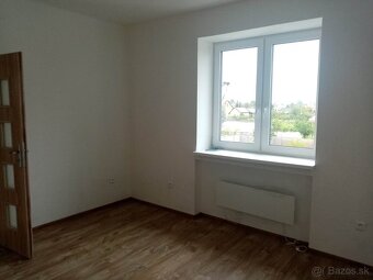 Novo rekonštruovaný rodinný dom s tromi bytovými jednotkami - 16