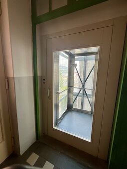 2-izb.byt s terasou 30 m2, pešia zóna, vrchné poschodie - 16