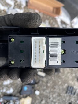 Kia Ceed Kombi 06-12 vypínač okien, madlo, panel, clonítko Ľ - 16