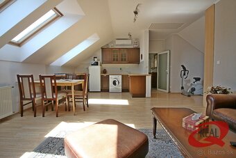 RODINNÝ DOM V SÚKROMNEJ ULIČKE S BAZÉNOM A LETNÝM DOMČEKOM - 16