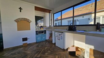 Rodinný dom s rozsiahlym pozemkom, bazénom, letnou kuchynkou - 16