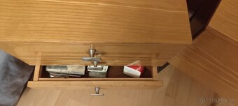 Kozmetický stolík+ nočný stolík - 16