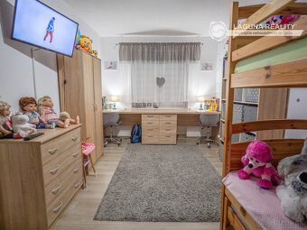 REZERVOVANÉ- 3-izbový, nadštandardne veľký byt s balkónom -  - 16