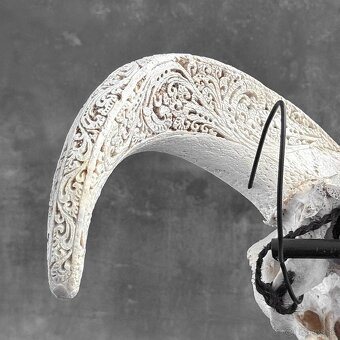 Vyrezávaná lebka barana na kovovom stojane - motív Infinity - 16