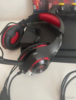 Ps4pro,ovladac,3hry,dlhsi kabel,sluchadla,kable k tv - 16