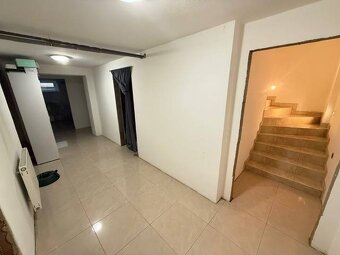 Veľké Zálužie - RD priestranný, zariadený, garáž a pozemok - 16