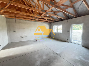 Predám novostavbu v radovej zástavbe v obci Selice - 16