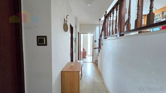 PRIESTRANNÝ 5-IZBOVÝ RODINNÝ DOM S GARÁŽOU A ZÁHRADOU V OBCI - 16