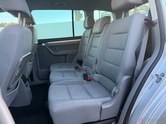 Volkswagen Touran 2.0 TDI Trendline DSG - 16