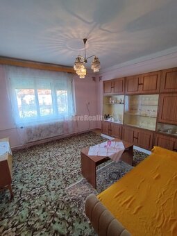 Zaujímavý a zachovalý 4 izbový rodinný dom v povodnom stave  - 16