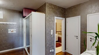 Jedinečný trojizbový byt s dvoma balkónmi v centre Malaciek- - 16