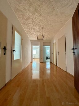 REZERVOVANÉ - Priestranný rodinný dom v lokalite Floreát - 16