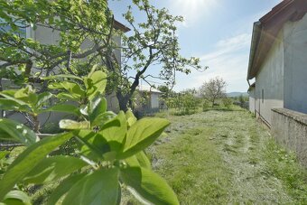 Ponúkame na predaj rodinný dom s garážou a veľkým pozemkom v - 16