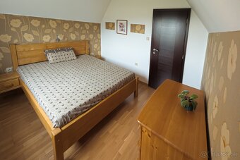 RD s dvomi bytovými jednotkami 7 izbový - 16
