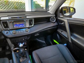 Toyota RAV4 2,2 D-4D 110kW 4WD (ťažné, park.kamera, keyless) - 16