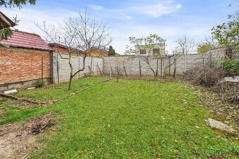 Vidiecky 3-izbový rodinný dom s letnou kuchyňou a dielňami – - 16