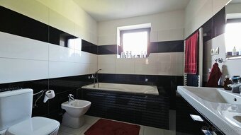 Moderný priestranný 4-izbový rodinný dom v obci Malý Lapáš - 16