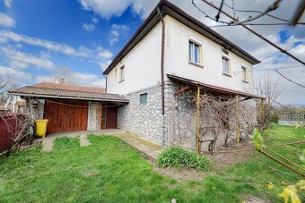 PRIESTRANNÝ RD, 2 vstupy, 2 GARÁŽE v MÉRA - 40 km od KE - 16