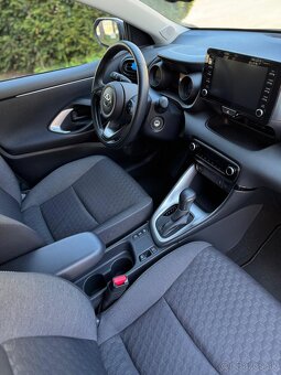 predám toyotu yaris hybrid - 16
