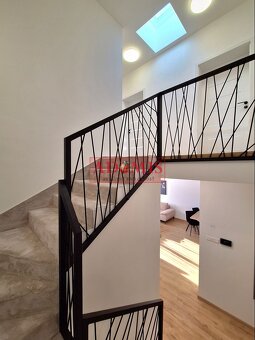 ADOMIS - predám moderný 5izbový RD v Košiciach, predzáhradka - 16