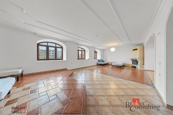 VILA v centre  mestskej časti Rača - 16