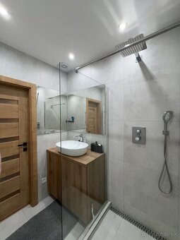 Na predaj krásny 3-izbový byt (66 m²) po kompletnej rekonštr - 16