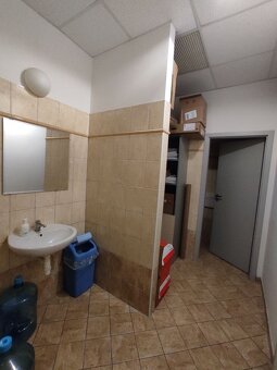 Administratívny celok 4 kancelárií 200m2, s terasou a parkov - 16