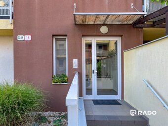 RADO | 4i byt s terasou a parkovaním v tichej časti Rovinky  - 16