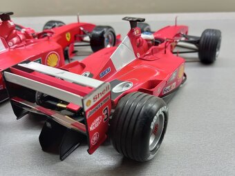 3x F1 FERRARI F2001 a F2000 SCHUMACHER HOTWHEELS 1:18 - 16