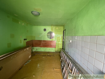 Trojizbový rodinný dom s veľkým pozemkom v Mojmírovciach – - 16