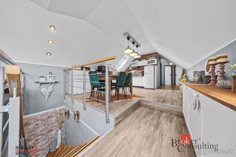 Priestranný, 8izbový  rodinný dom s dvomi samostatnými vstup - 16